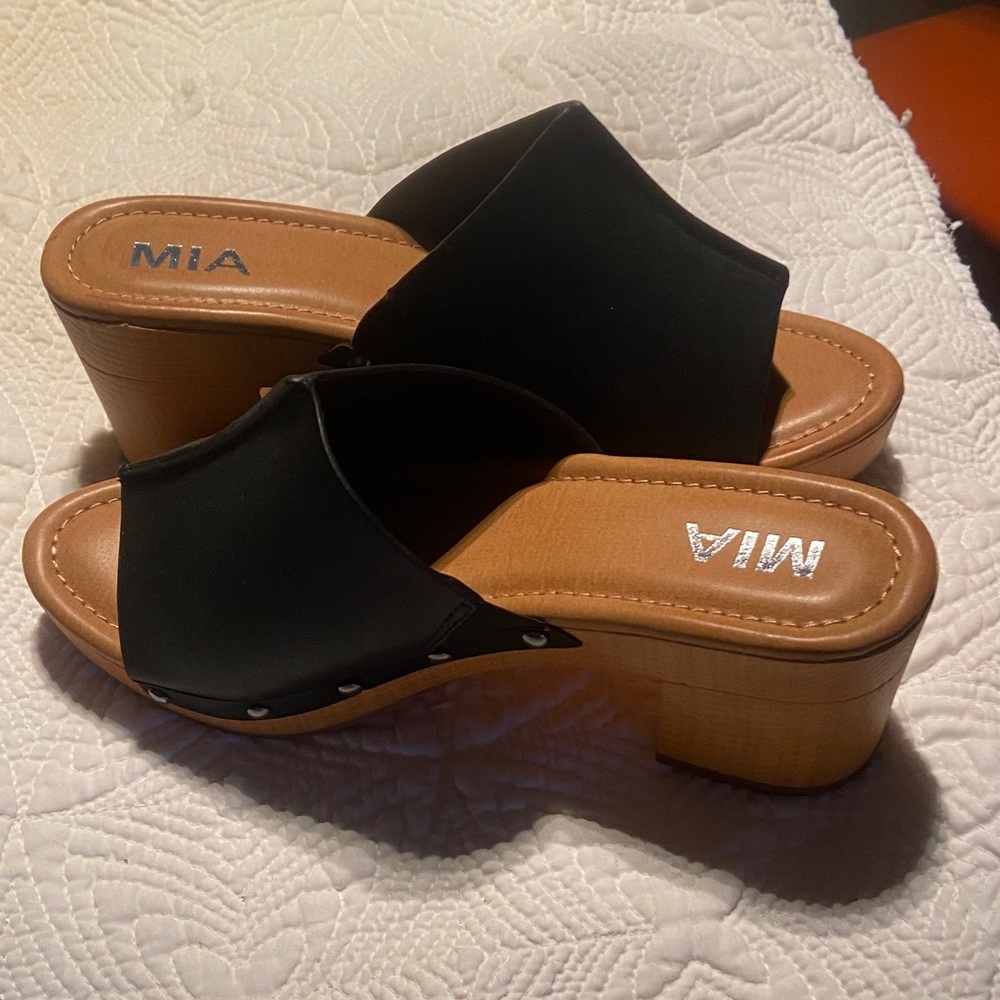 MIA Black Upper Tan Wood-Look Block Heel Clog Mules